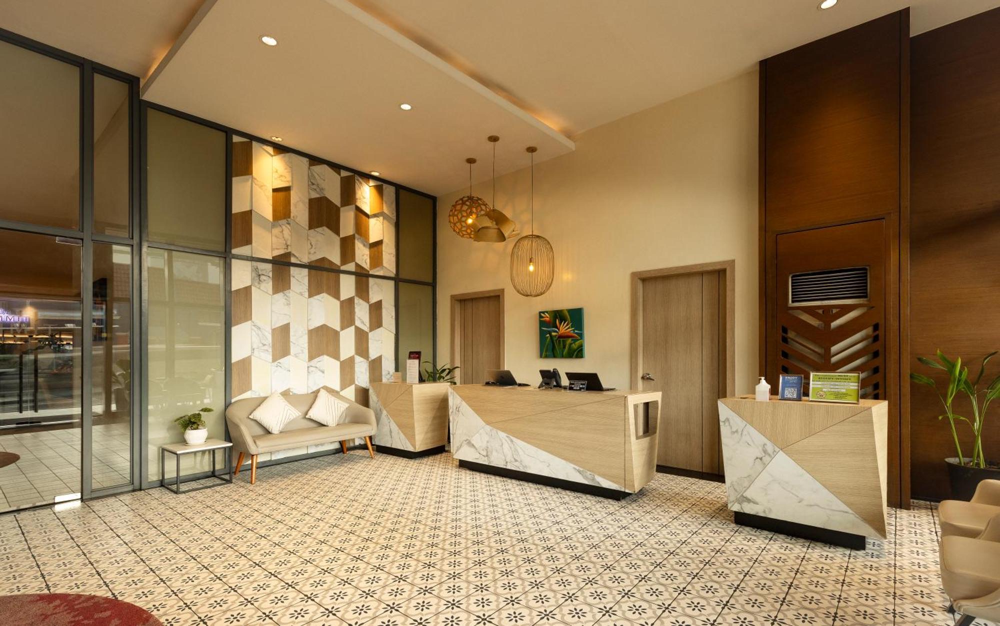 Summit Hotel Greenhills Кесон Сити Екстериор снимка